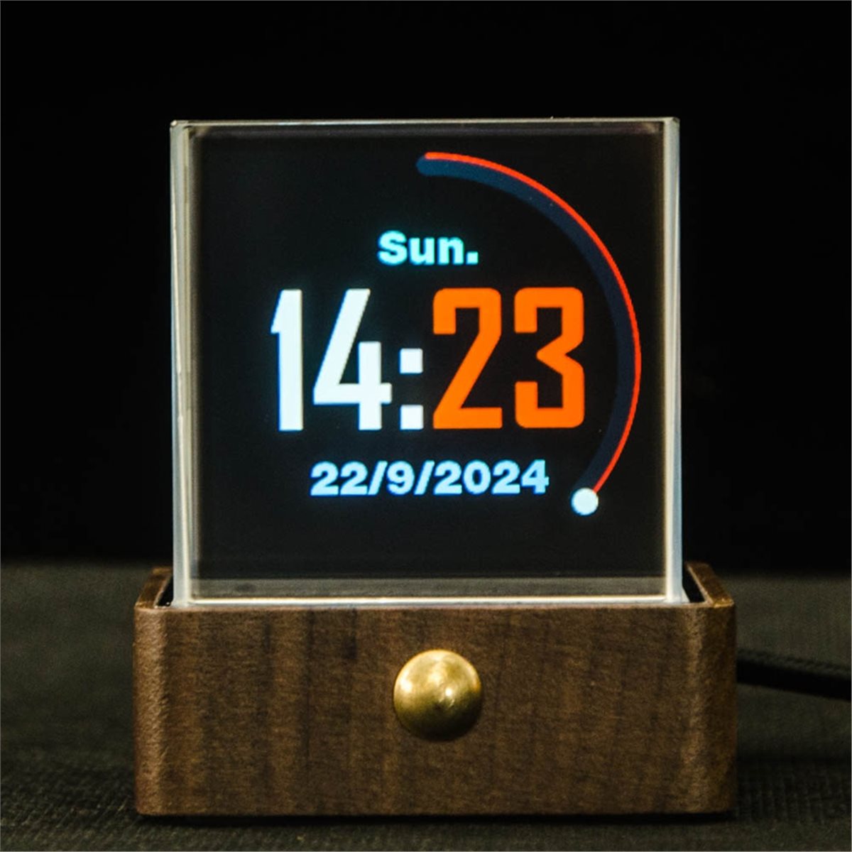 Trending Tech Accessories - [2026 Trend]Cube-Max Big Tech Crystal Display
